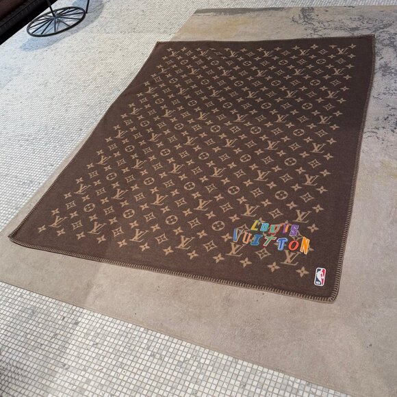 Louis Vuitton x NBA Lettering Brown Wool Cashmere Neo Monogram Blanket - Picture 10 of 13
